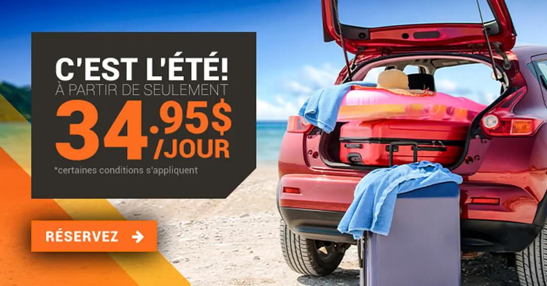 Auto rouge a la plage valises