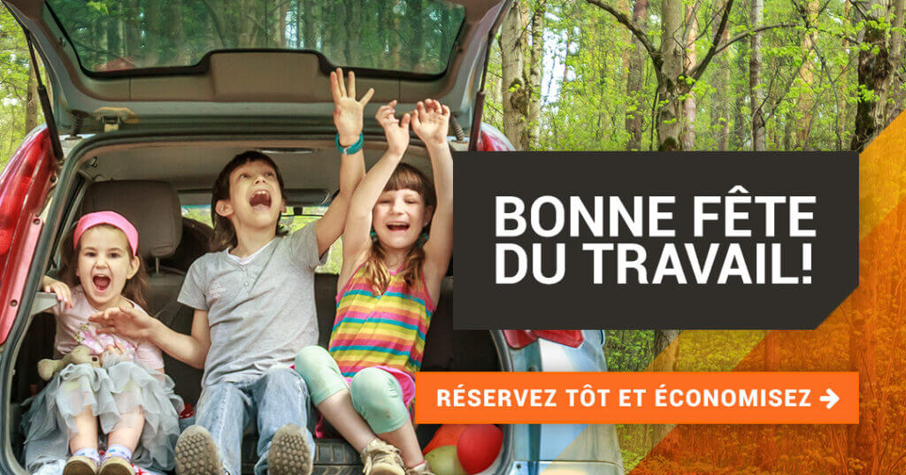 Fête du travail 3 enfant en arrière de l'auto qui s'amusent