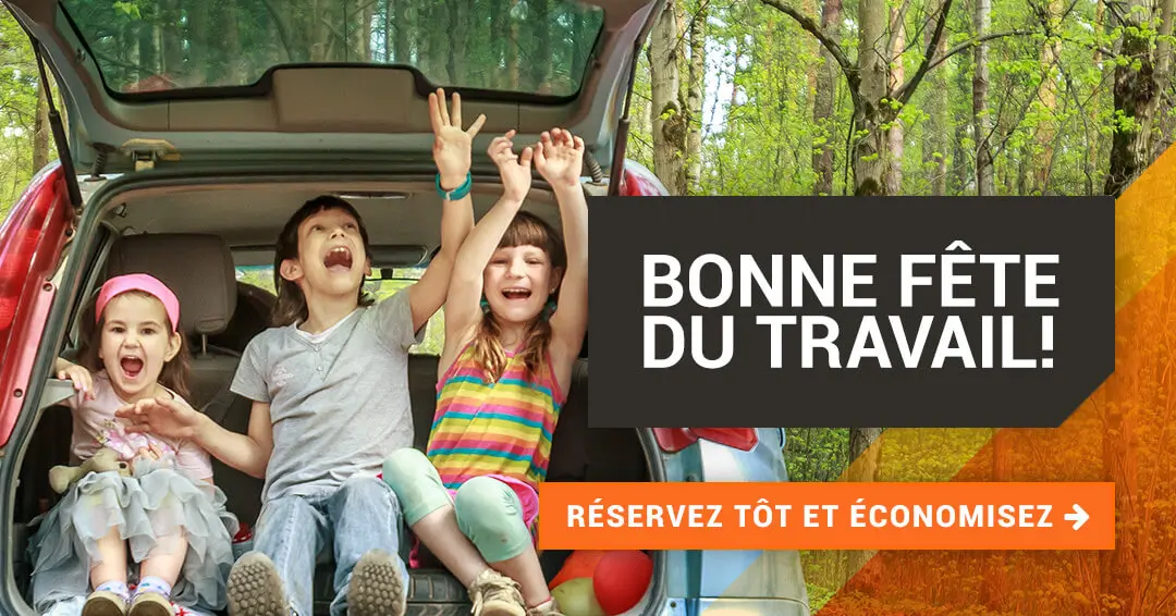 Fête du travail 3 enfant en arrière de l'auto qui s'amusent