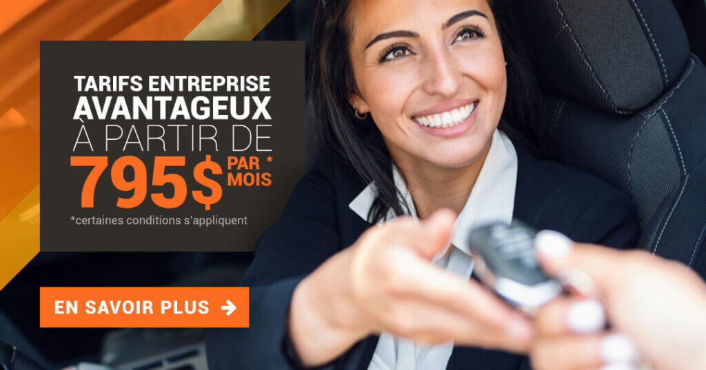 Femme tends la main clé de voiture