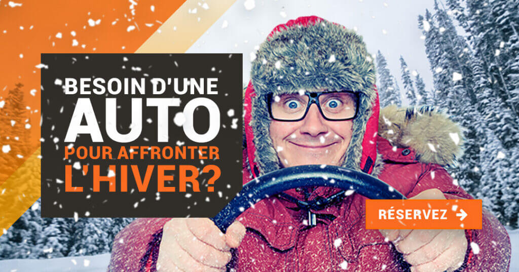 Homme conduit et tiens son volcant de voiture dans la neige et dans le froid de l'hiver