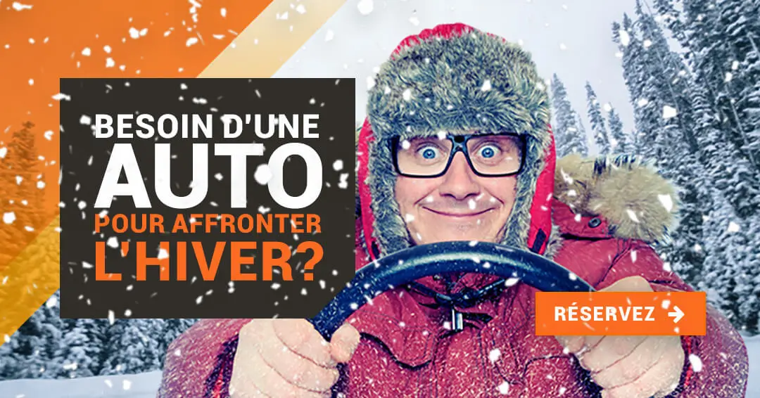 Homme conduit et tiens son volcant de voiture dans la neige et dans le froid de l'hiver