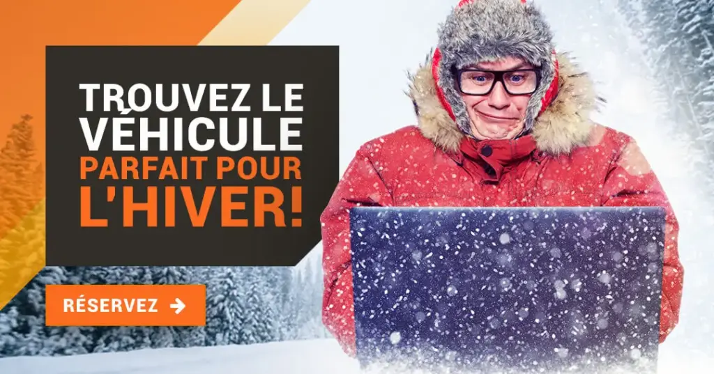 Recherche sur ordi en manteau rouge dans la neige