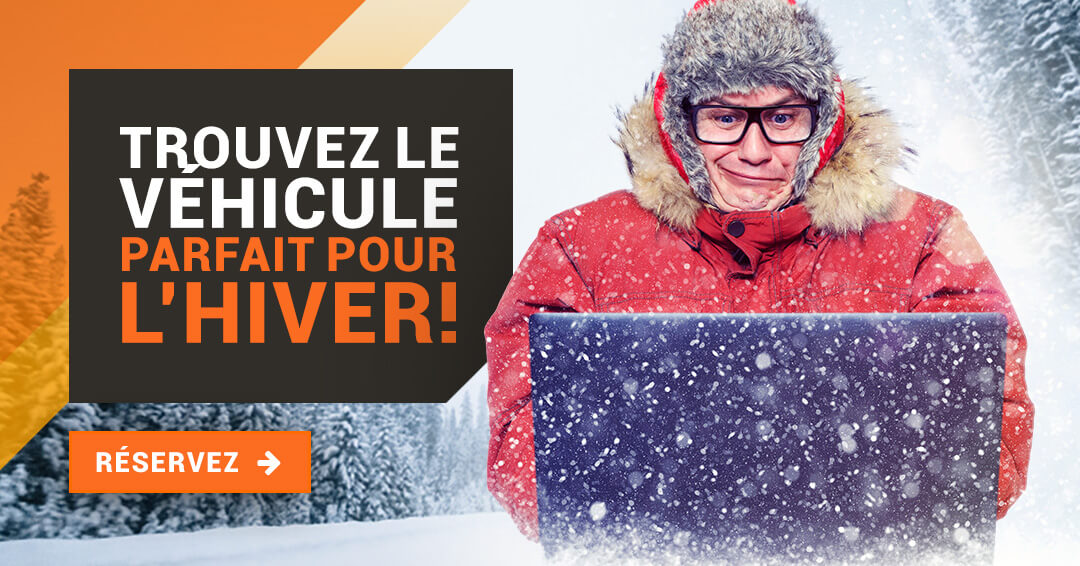Cherche une reservation sur son laptop de voiture dans la neige et dans le froid