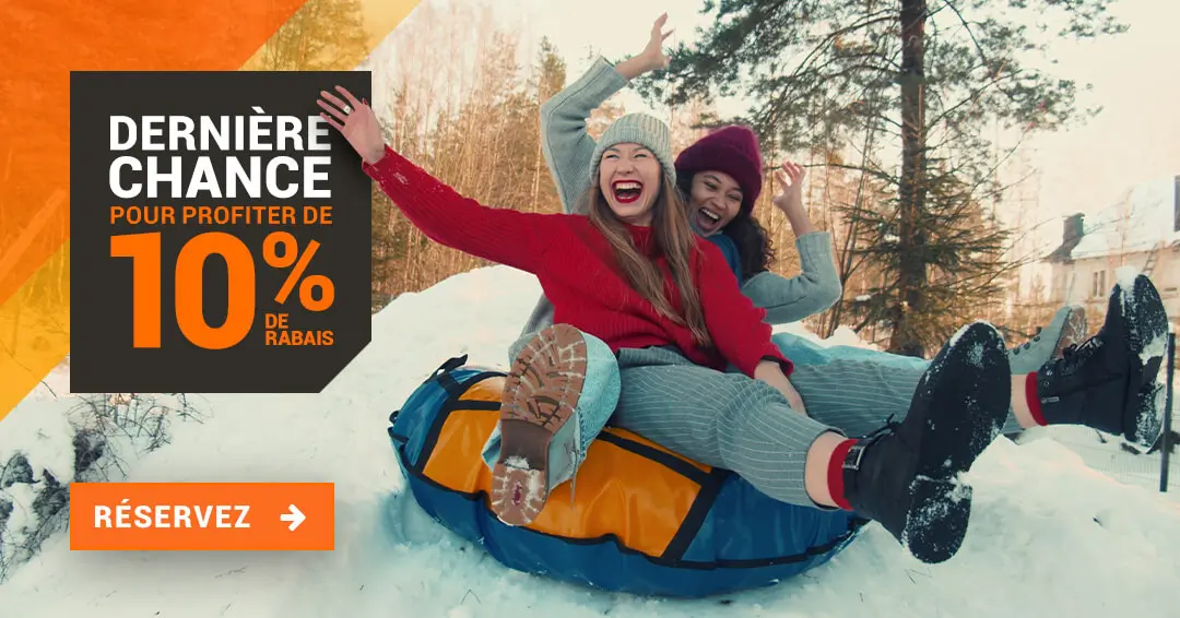 Glissade en tube sur neige entre amis filles